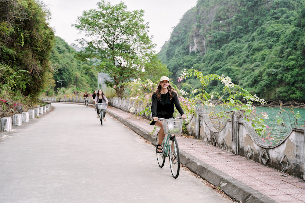 Bicycle is the preferred mode of transportation chosen by many tourists to explore Viet Hai Village